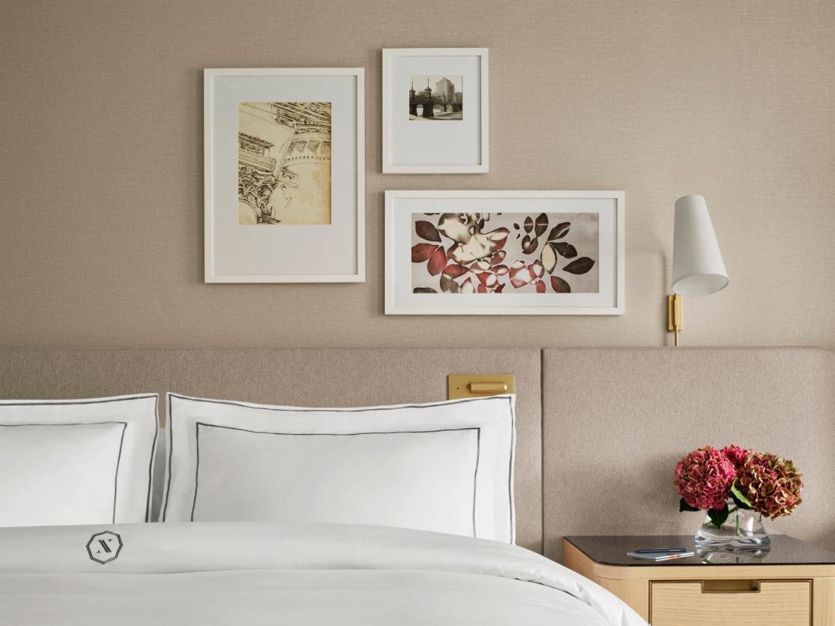 The Newbury Boston Hotel Екстериор снимка A guest room at The St. Regis New York