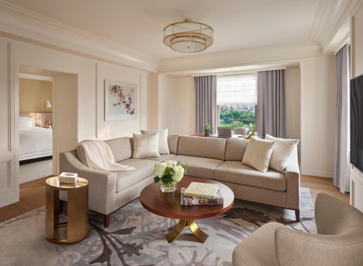 The Newbury Boston Hotel Екстериор снимка A suite at The Carlyle
