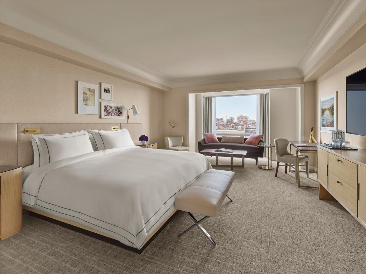 The Newbury Boston Hotel Екстериор снимка A guest room at the Four Seasons Hotel