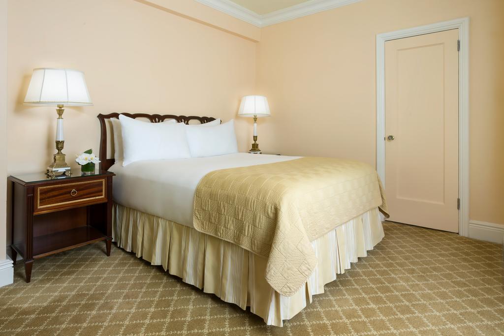 The Newbury Boston Hotel Екстериор снимка A guest room at The Carlyle
