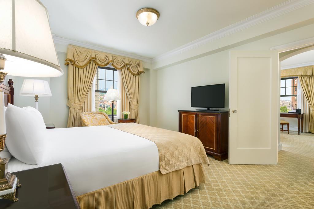The Newbury Boston Hotel Екстериор снимка A bedroom at The Ritz-Carlton, Boston
